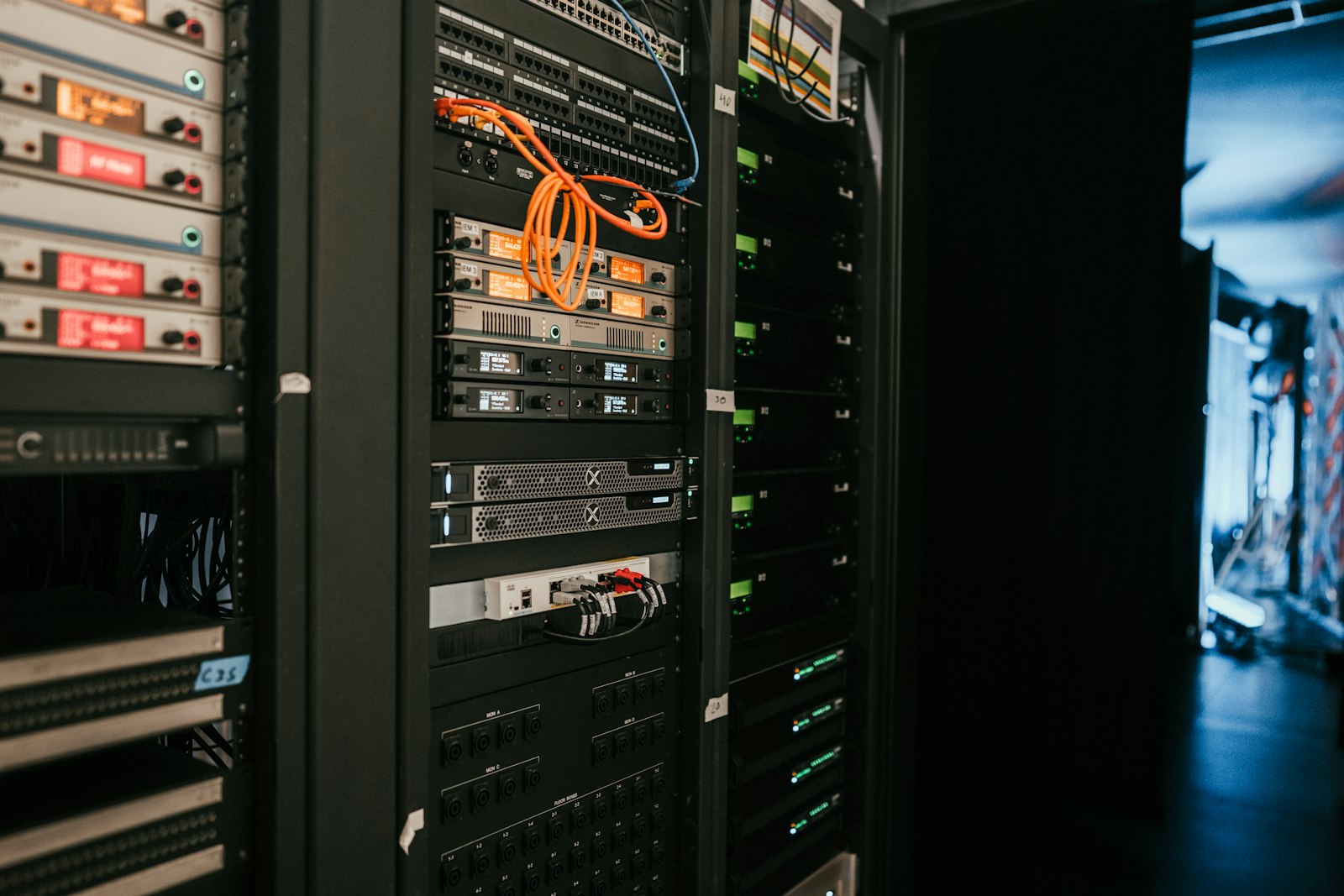 Rack e apparati di rete in una sala server – foto Kevin Ache / Unsplash